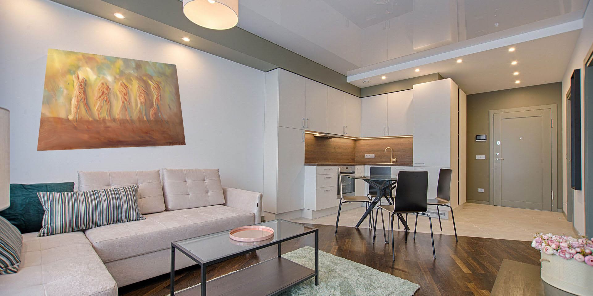 A living room with a couch and table in it